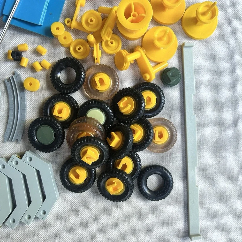 Vintage Fisher Price Construx 283pcs Building Mixed Parts Yellow Hard Case 1980s